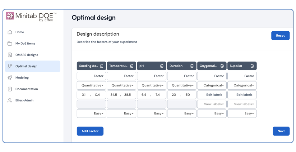 Screenshot der Minitab DOE by Eflex Webanwendung mit dem Bildschirm „Optimales Design“. Die Benutzeroberfläche zeigt einen Abschnitt zur Designbeschreibung mit mehreren Faktorkarten wie Impfdichte, Temperatur, pH-Wert, Dauer, Sauerstoffanreicherung und Lieferant. Jede Faktorkarte ist als „Quantitativ“ oder „Kategorisch“ gekennzeichnet und enthält Zahlenbereiche wie 0.1, 0.4, 34.5, 38.5, 6.4, 7.4, 20 und 50. Auf der Seite erscheinen Schaltflächen für „Faktor hinzufügen“, „Zurücksetzen“ und „Weiter“ sowie ein Navigationsmenü auf der linken Seite mit DOE-bezogenen Optionen.