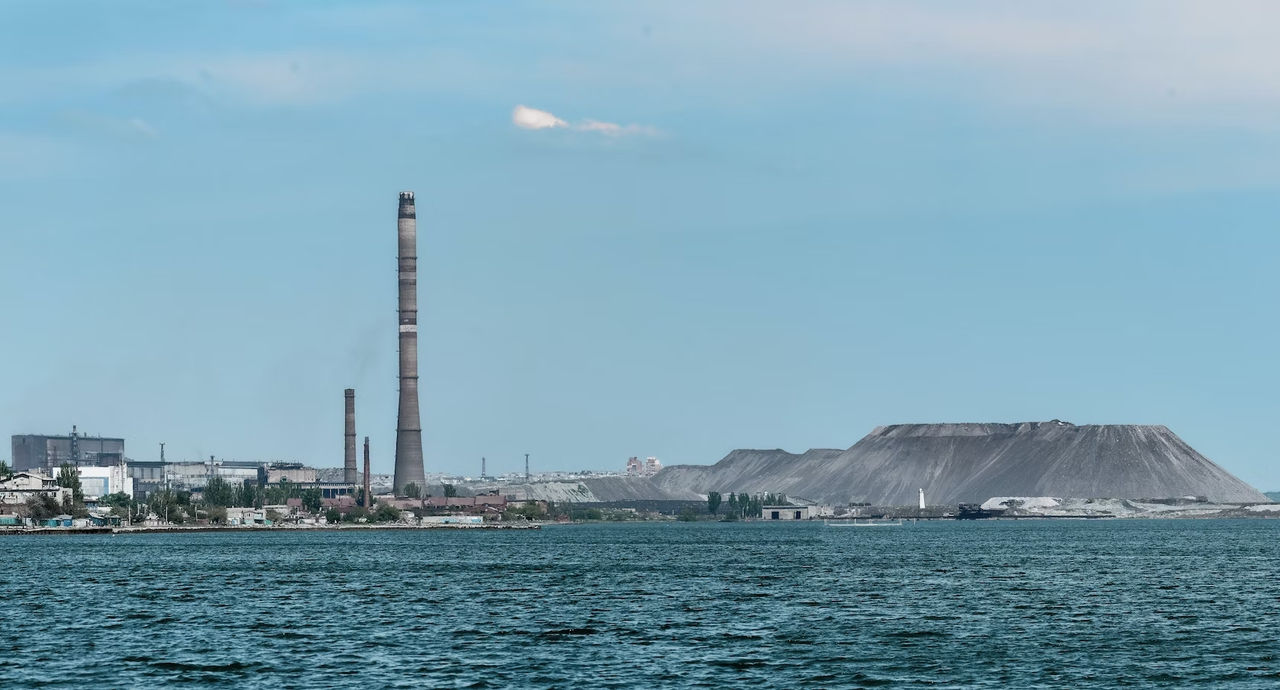 Ölraffinerie am Ufer eines großen Gewässers