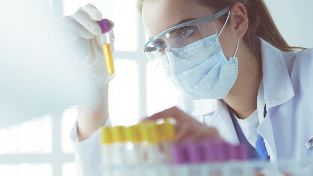 Eine Pharmazeutin analysiert die Behandlung zur Gewährleistung der Produktsicherheit und zur Ermittlung der Ursachen für Verunreinigungen.