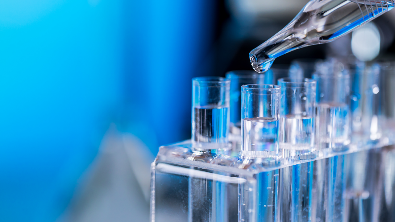 Behandlungsversuche mit einer klaren Flüssigkeit mit Hilfe von Reagenzgläsern und Pipette für die FDA-Prozessvalidierung.