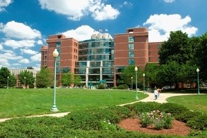 Akron Children's Hospital 건물 정면.