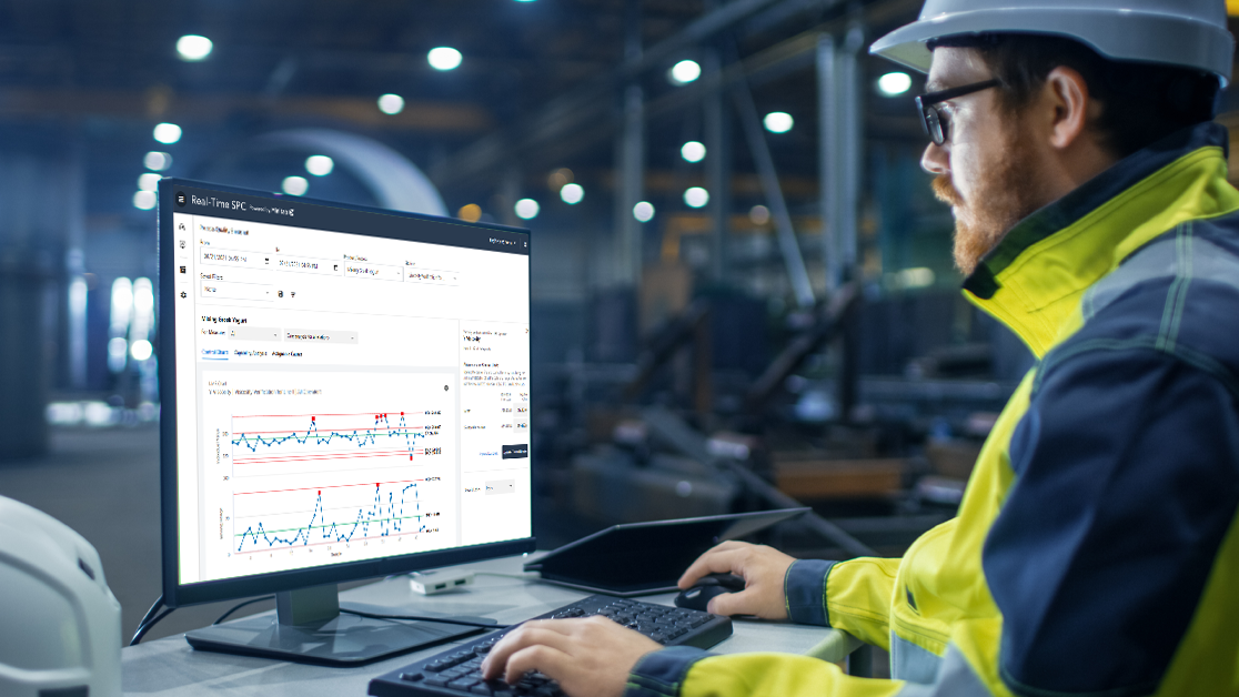 컴퓨터 워크스테이션에서 실시간 데이터를 보고 있는 엔지니어.